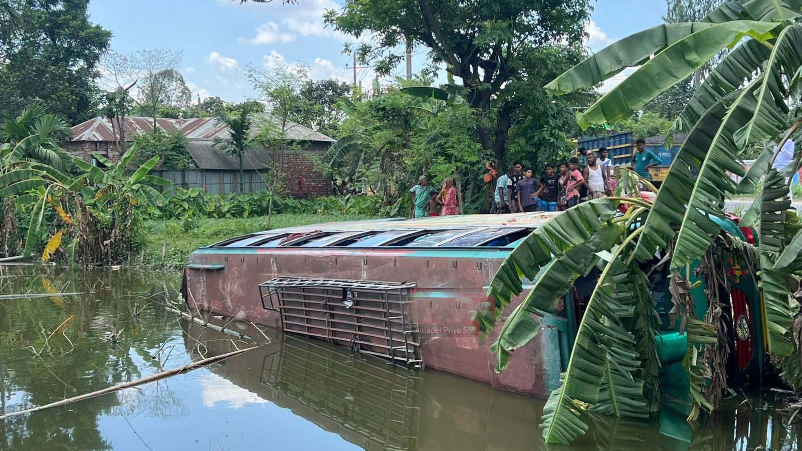 সৈয়দপুরে বিয়ে বাড়ির বাস খাদে, আহত কয়েকজন